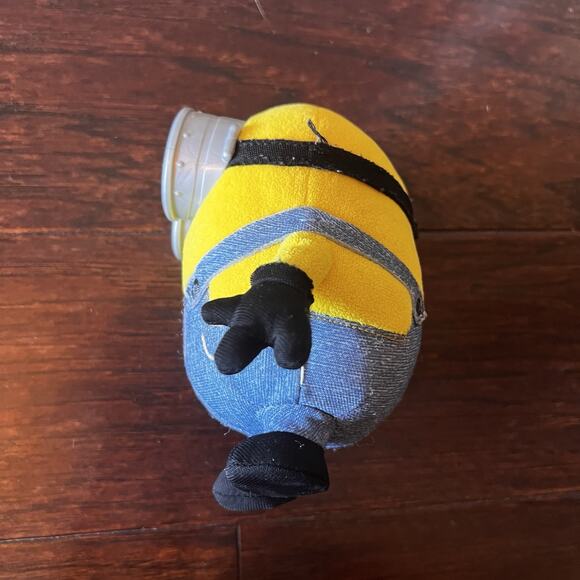 Despicable Me Bob Minion Plush - Picture 3 of 7